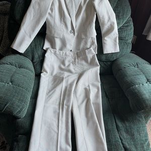 Le suit black and white suit